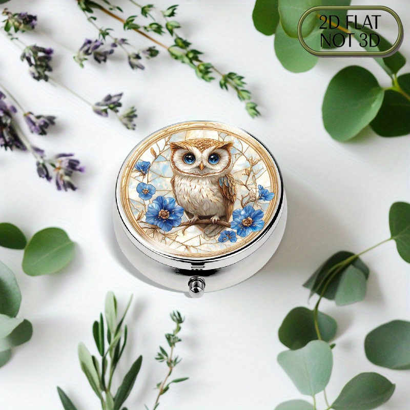 Travel Accessories As Gifts - กล่องยาโลหะทรงกลมแบบพกพา ดีไซน์น่ารักลายรูปนกฮูก พร้อมดวงตาแวววาวล้อมรอบด้วยดอกไม้ เหมาะสำหรับจัดเก็บยาประจำวัน วิตามิน และของใช้ชิ้นเล็กๆ